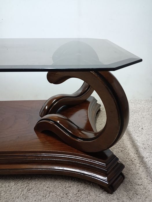 Mesa de centro em madeira de castanho com tampo em vidro . 
Medidas: 9