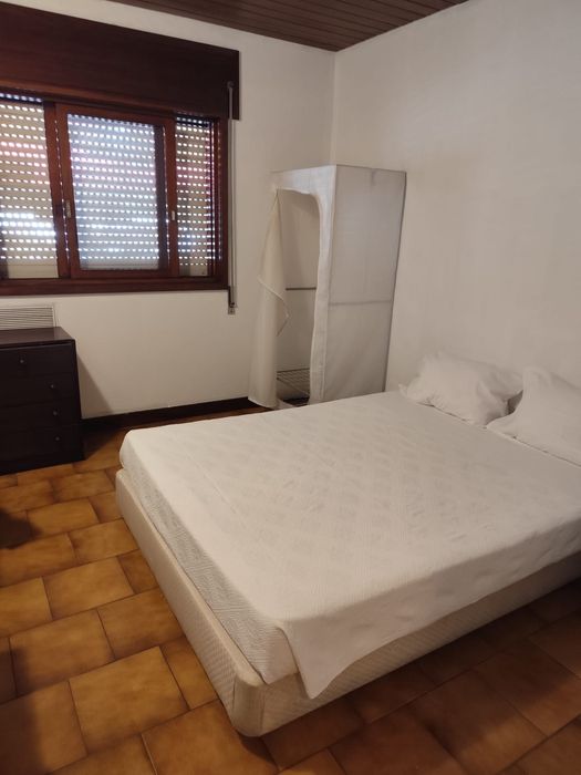 Alugo quarto com casa de banho privativa terraço bem localizado