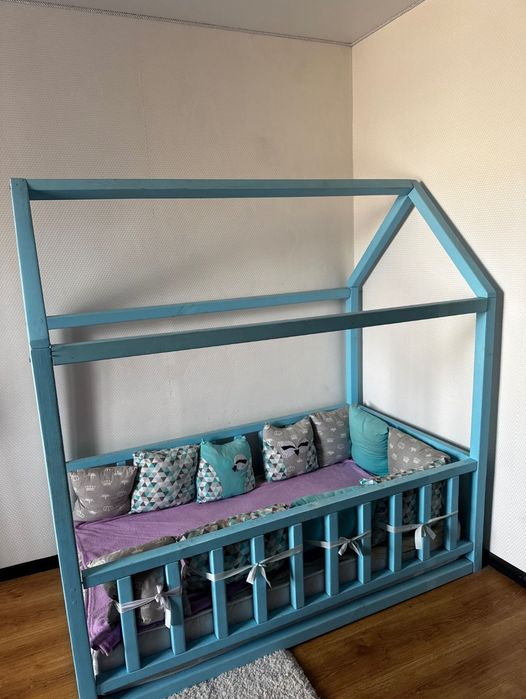 Дитяче ліжечко будиночок