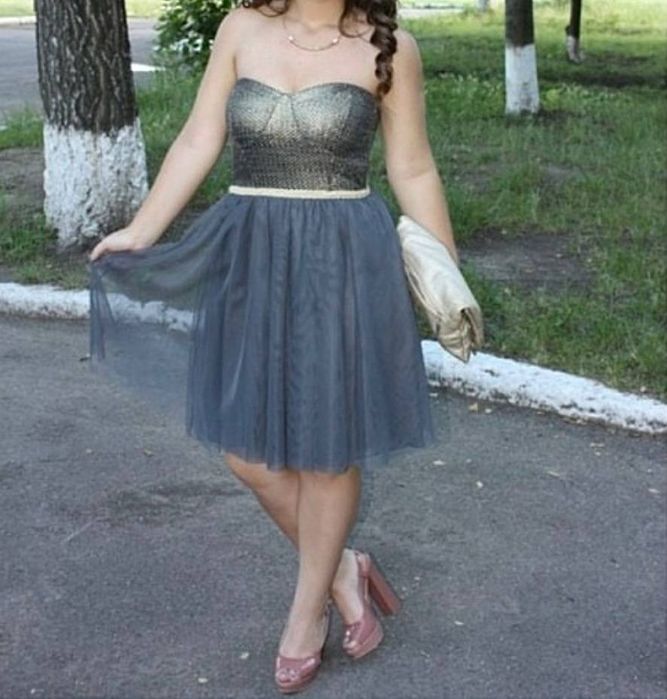 Сукня нарядна в ідеальному стані.
Розмір 38. 
Одягалась один раз.
Дос