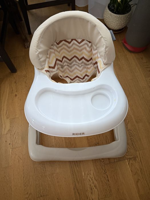 Дитячі ходунки-трансформер з різними рівнями вистоти