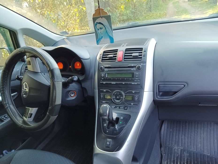Toyota         auris,          2010