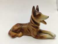 Porcelanowa figurka pies owczarek niemiecki sygnowany leżący pies