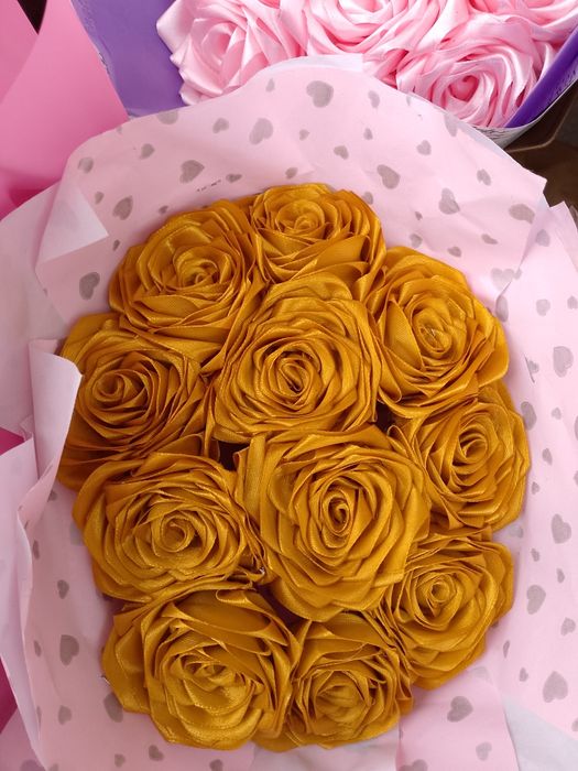 Розы из атласной ленты