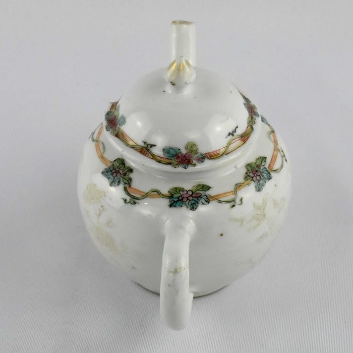 Bule em porcelana da China Qianlong, séc. XVIII, “bianco supra bianco”