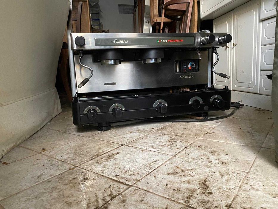 Máquina de Café M21 e Moinho de Café La Cimbali em perfeito estado