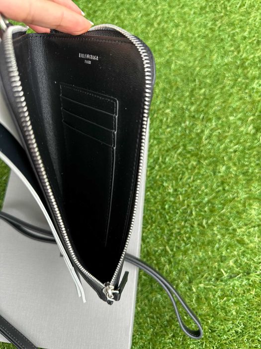 Сzarny skórzany portfel paszport Balenciaga
