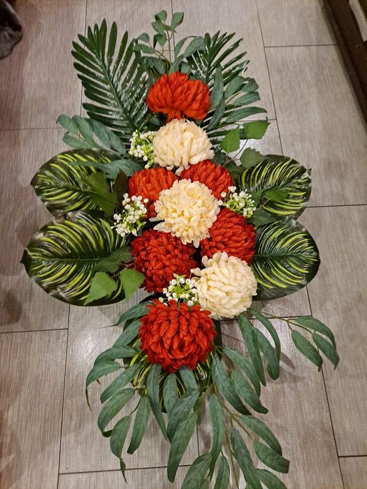 Chryzantemy Stroik na Pomnik sztuczny.