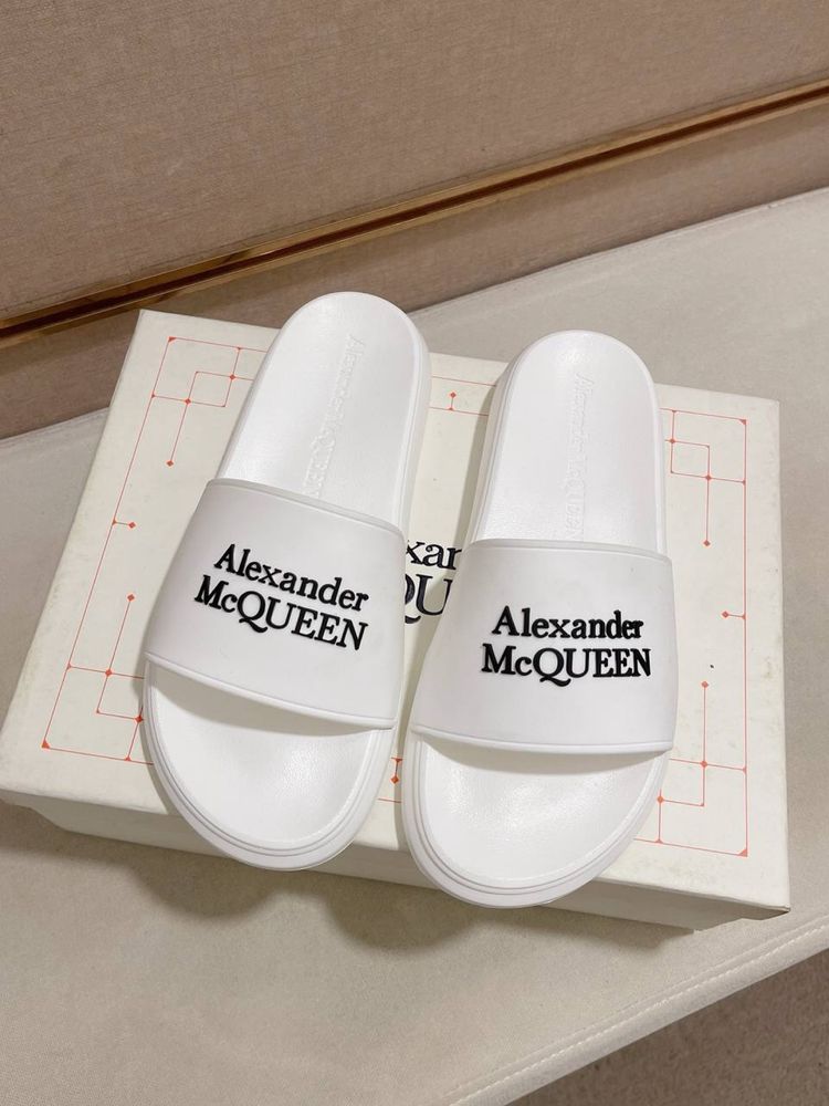 Оригиральные тапки от Alexander McQueen шлепки белые с надписью