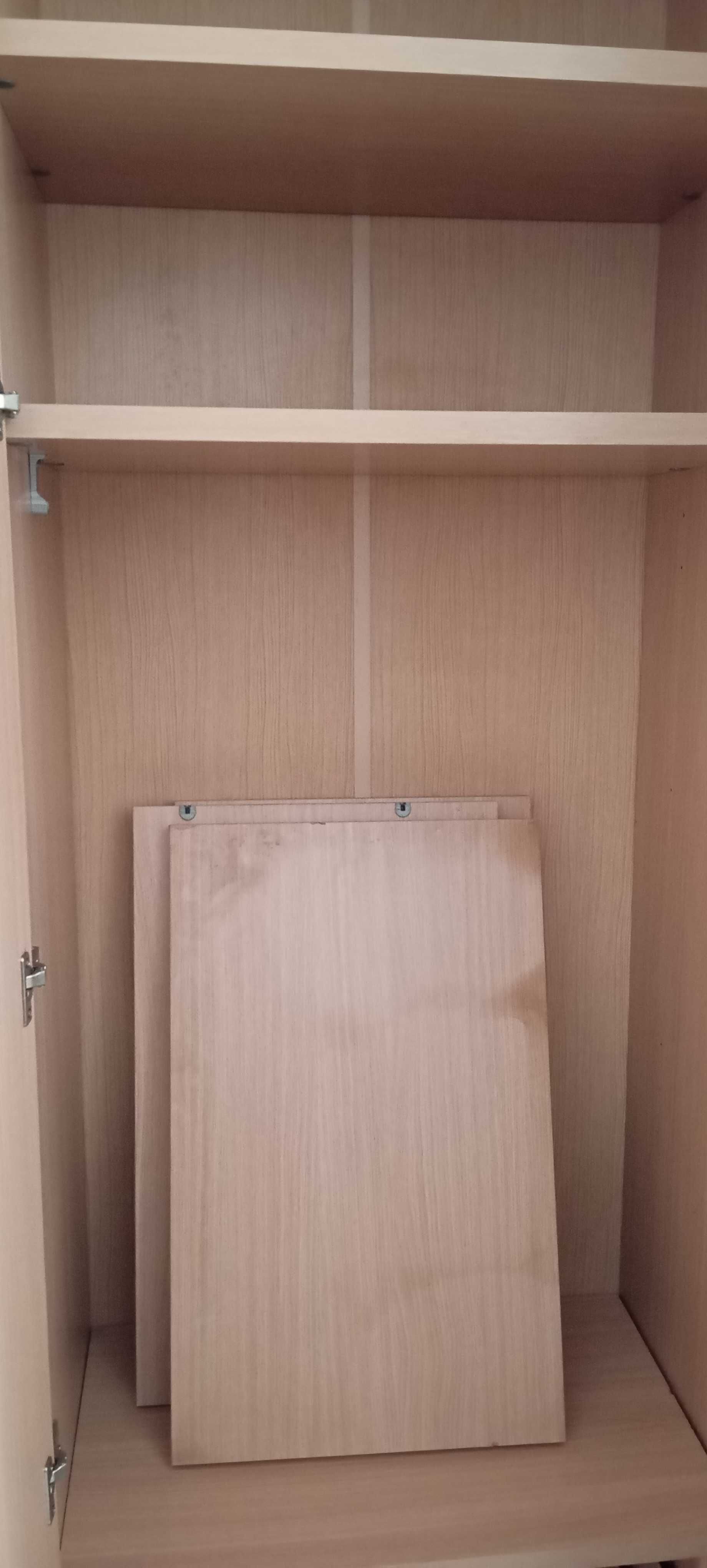 Roupeiro com três portas