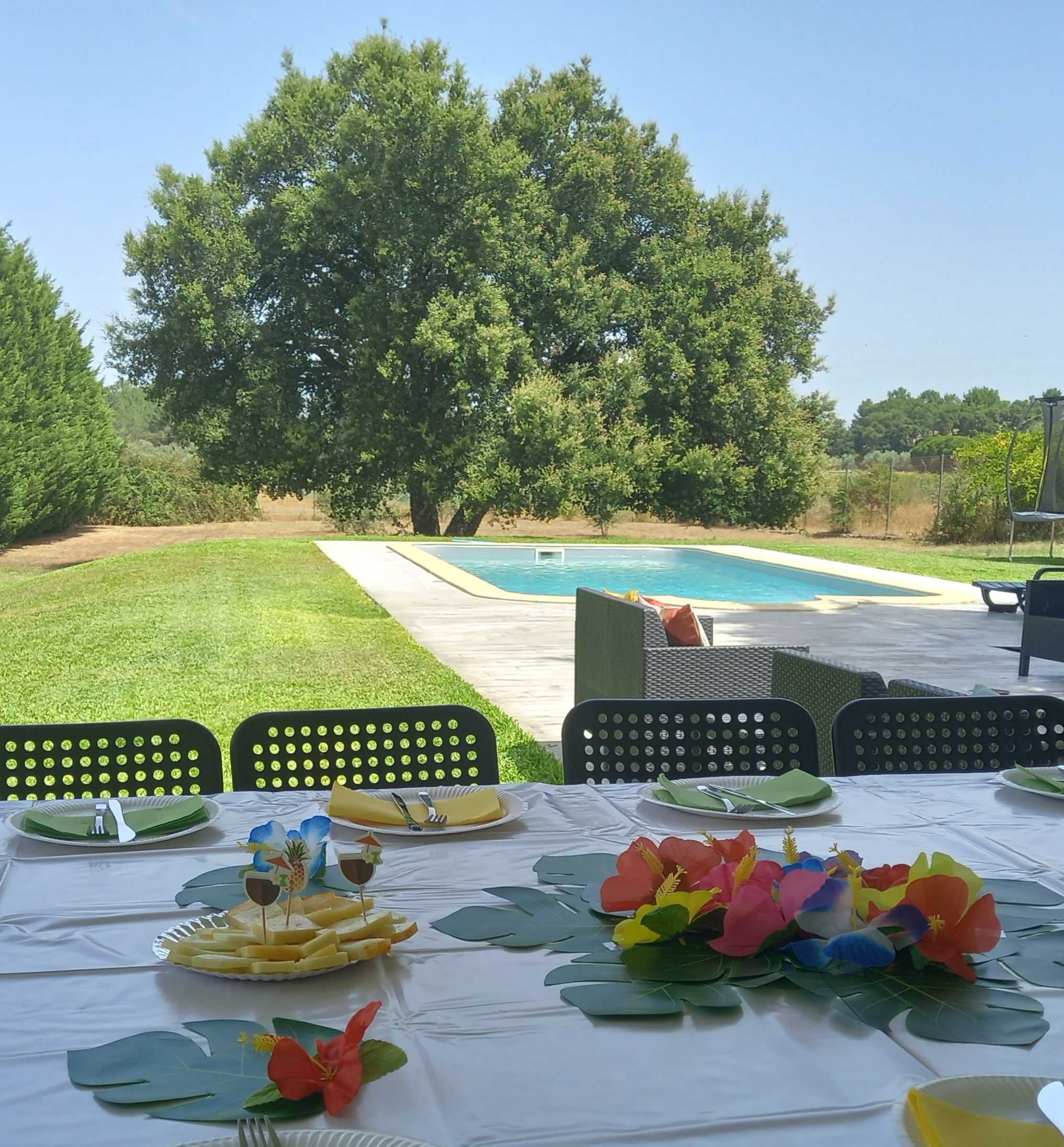 Espaço com piscina para festas