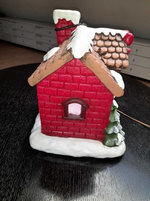 Casa Pai Natal em Resina com Luz ou sem.  Usada mas em bom estado.