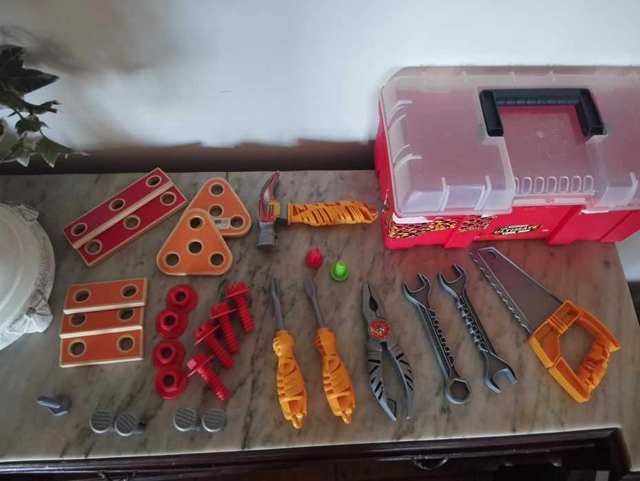 Conjunto de ferramentas com caixa que não fecha muito bem a tampa.