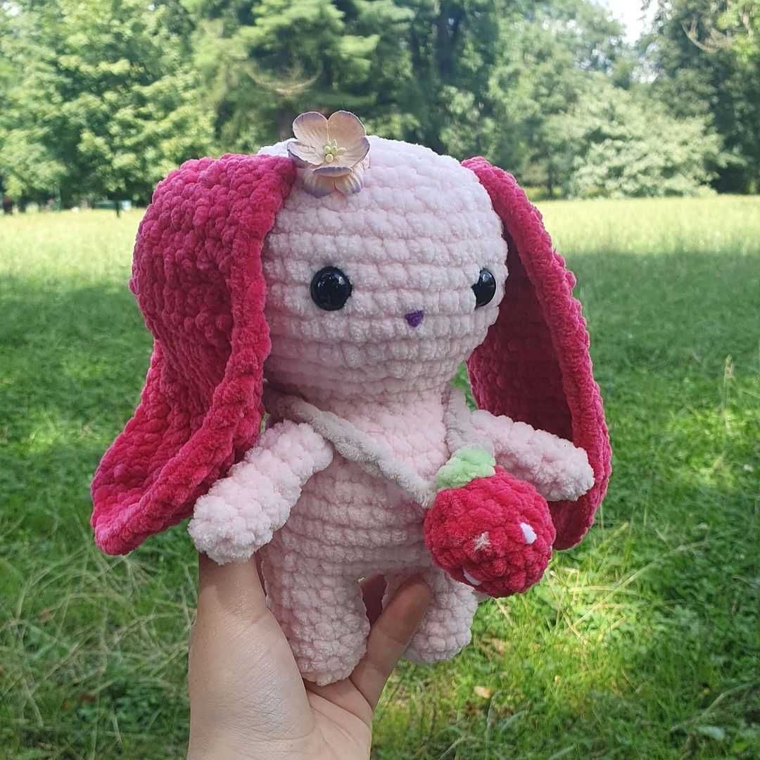 króliczek z torebeczką, maskotka amigurumi