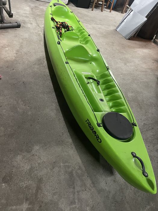 Kayak com pagaias e coletes