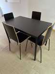 Mesa retangular + 4 cadeiras pretas