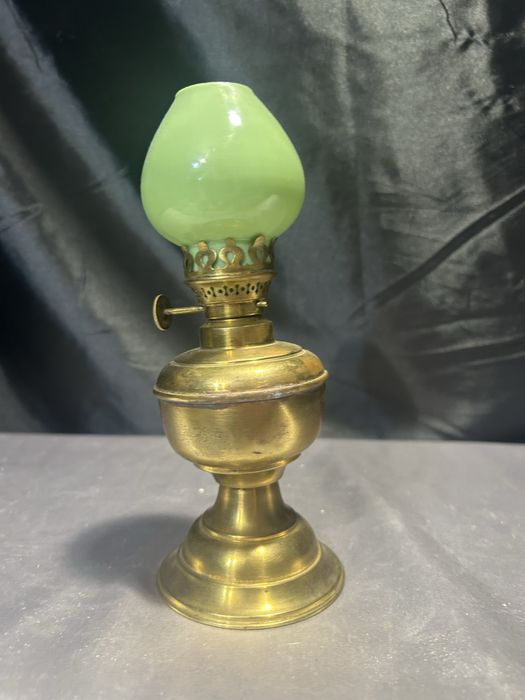 Lampa Naftowa z Mosiądzu i Zielonym Kloszem