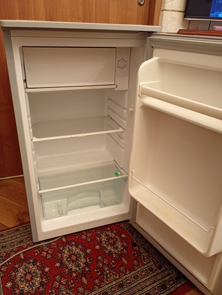 Mała srebrna lodówka