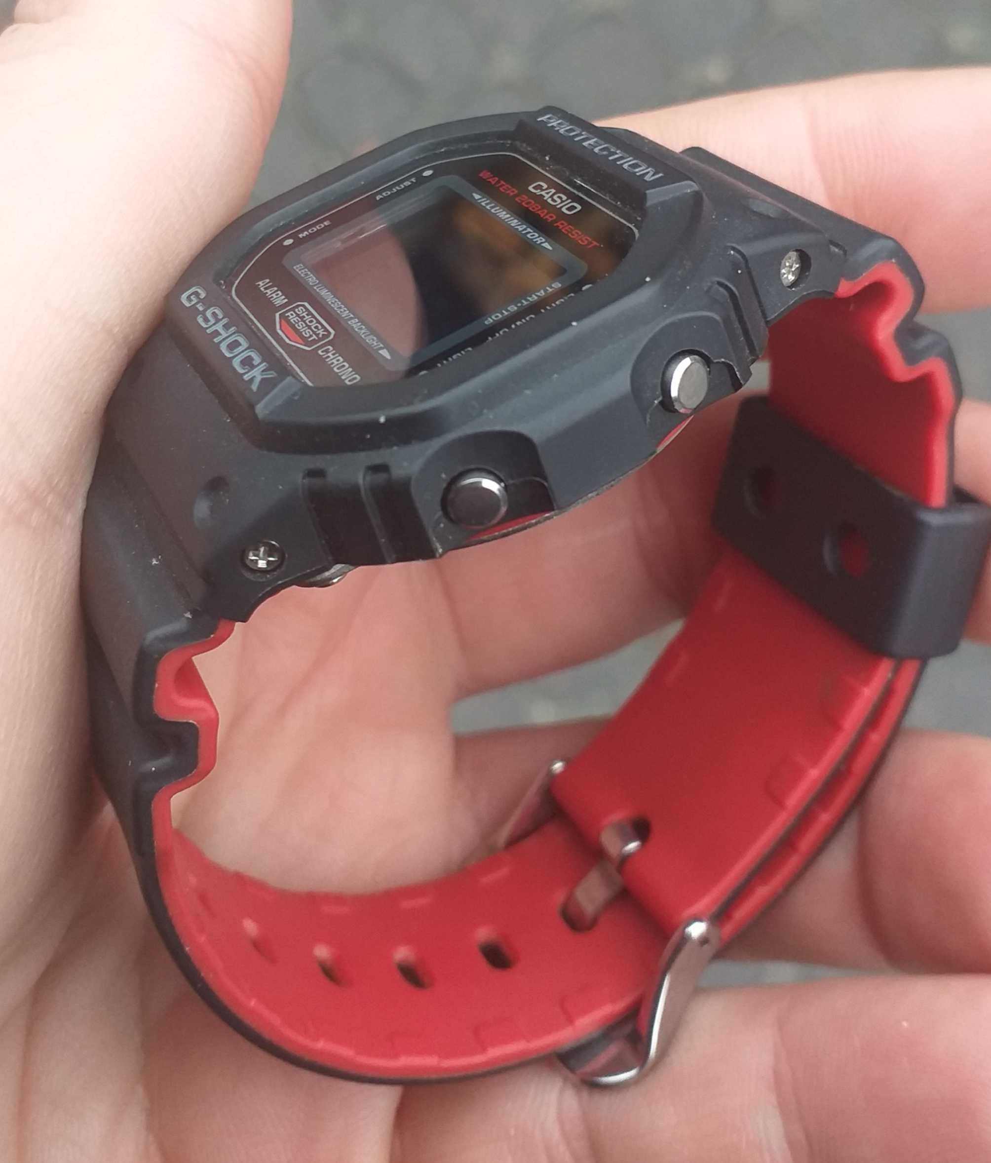 Zegarek Casio G-shock DW-5600HR-1ER ma grawer.