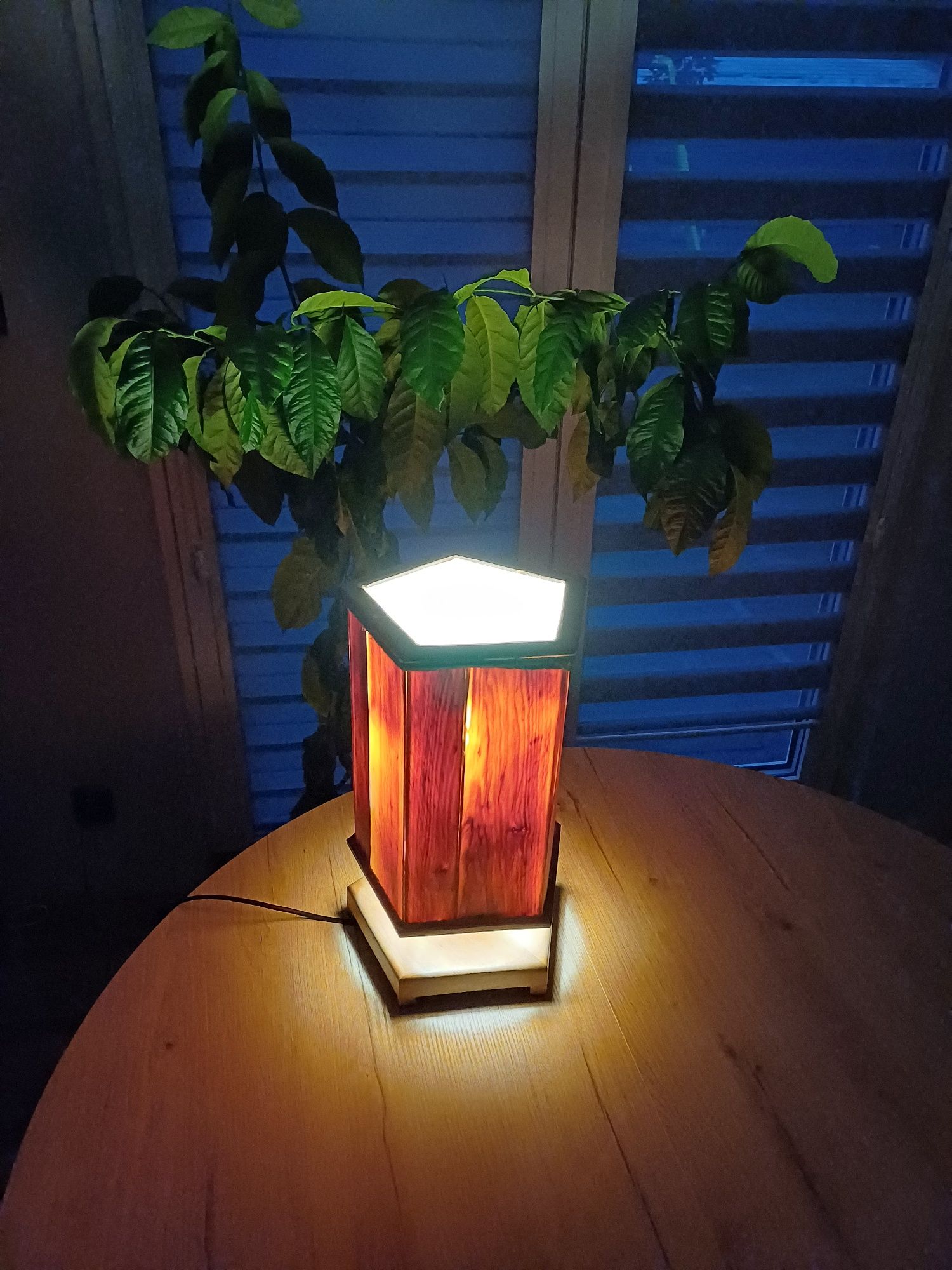 Lampka ażurowa z drewna