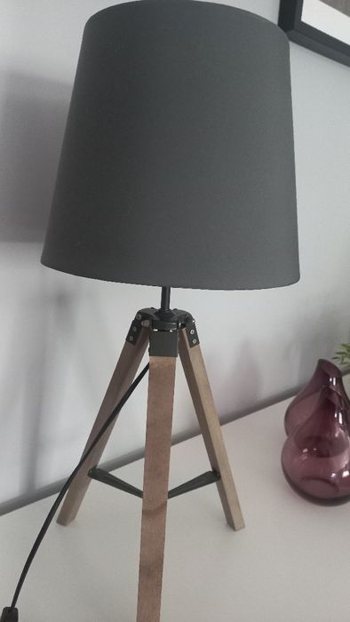 Candeeiro tripé cinza