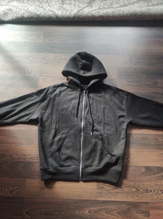 Czarna bluza na zamek rozpinana