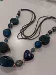 Colar comprido em tons de azul