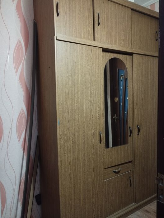 Шафа, комод 3000 грн