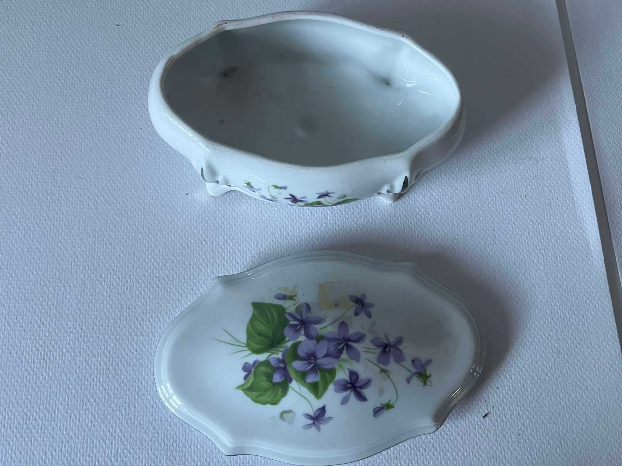 Porcelanowa szkatułka puzderko La Violeta Madrid fiołek fiołki
