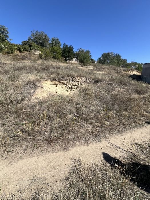 Продам землю в Бугском возле речки