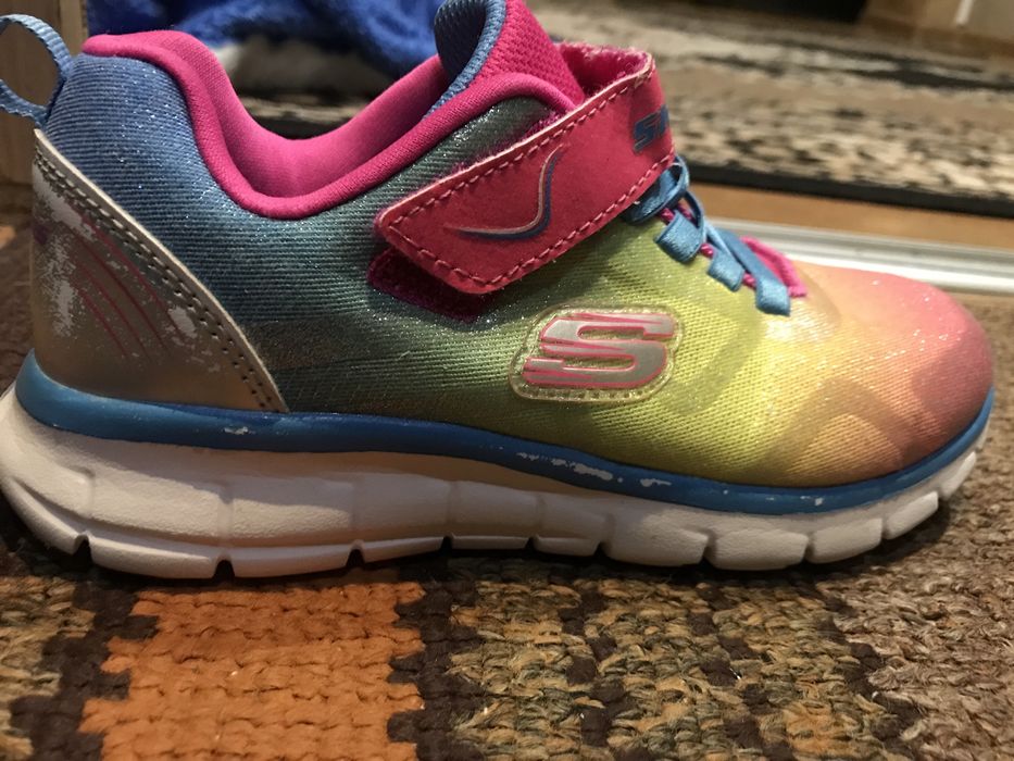 Кросівки на дівчинку 33 , оригінали sketchers  та карра  33 розмір