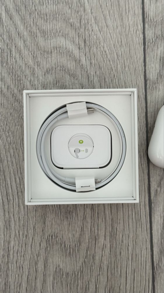 AirPods Pro 2 Lightning (оригінал) Кейс + правий навушник.