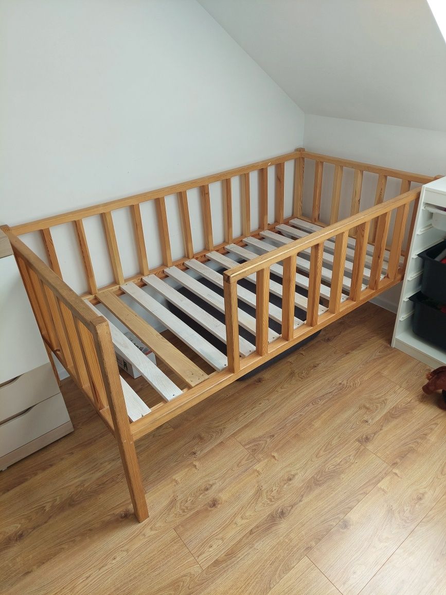 Łóżko drewniane z barierką