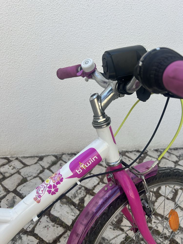 Bicicleta de criança cor de rosa