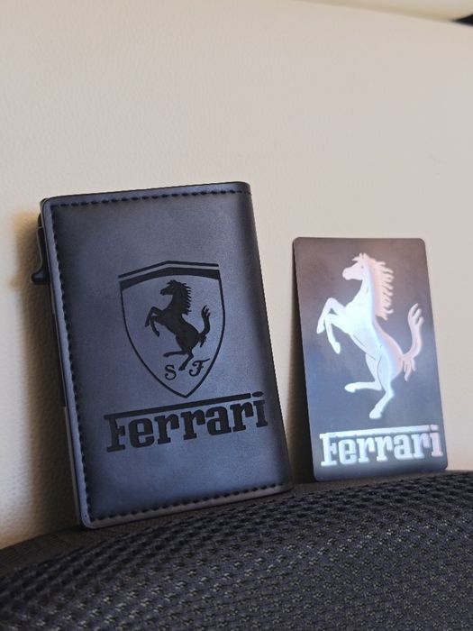 Carteira RFID com símbolos da Ferrari como nova.