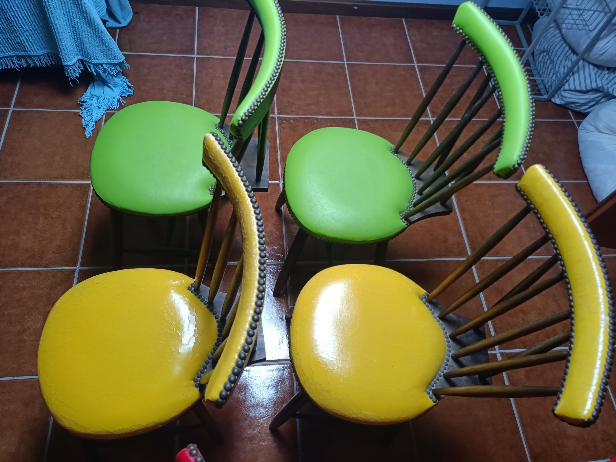 Conjunto de cadeiras em Pele