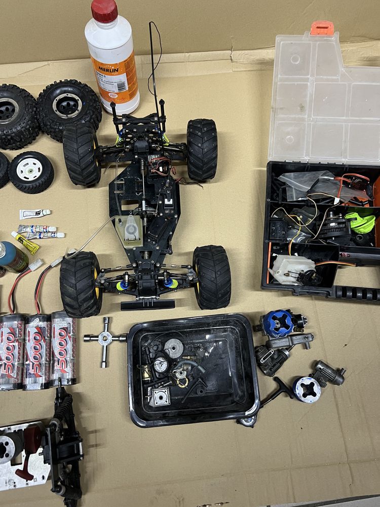 Zdalnie sterowane RC Nitro czesci, dwa podwozia