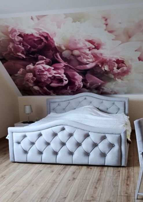 Łóżko sypialniane w stylu glamour z falą