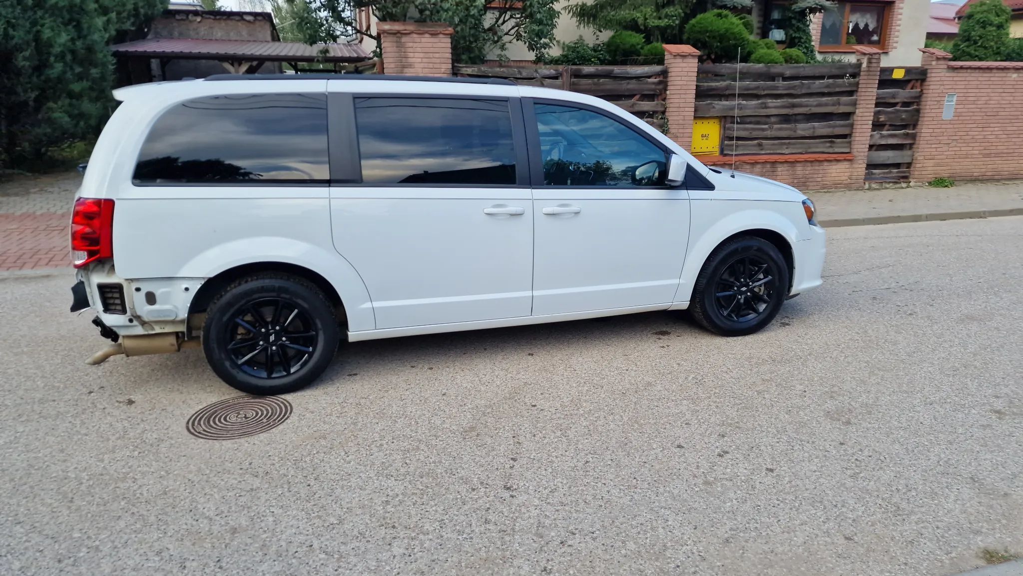Dodge Grand Caravan GT uszkodzony po oplatach w Polsce