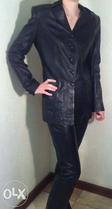 Брючный костюм из натуральной кожи.