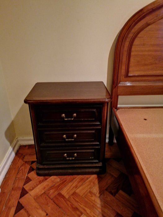 Cama de casal e 2 mesas cabeceira de madeira maciça raiz de nogueira