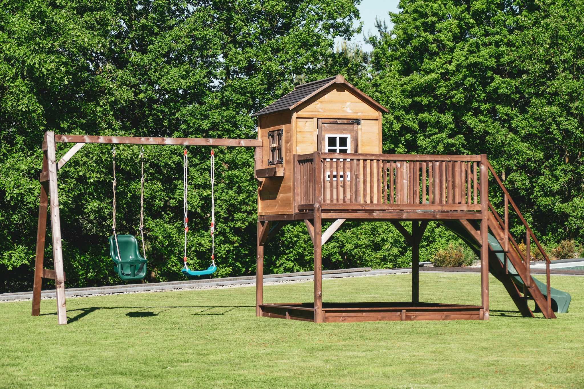 Drewniany domek ogrodowy dla dzieci z dużym podestem i huśtawką