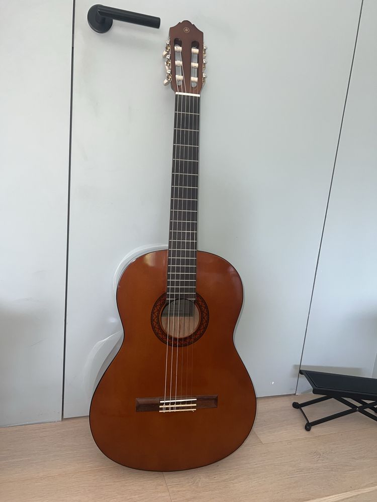 Гитара YAMAHA  C40  + чехол+ подножка +тюнер