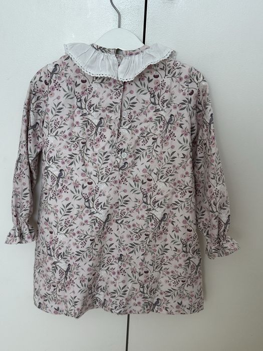 Vestido em tecido floral, com favos, forrado. Pukatuka. 4 anos