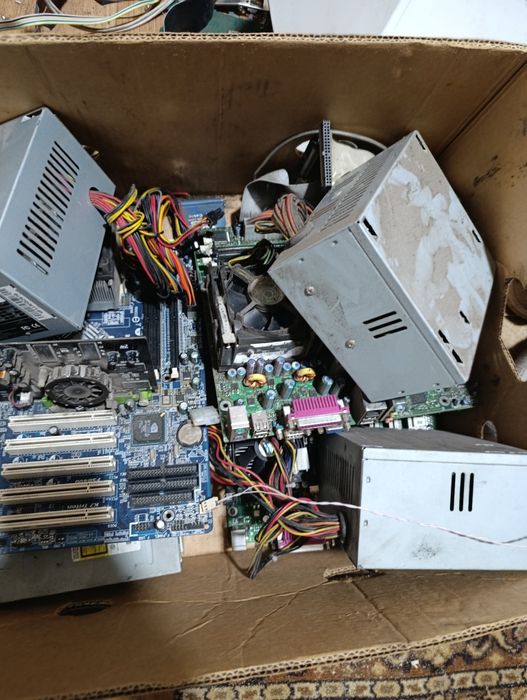 Продам мониторы и комплектующие для компьютеров