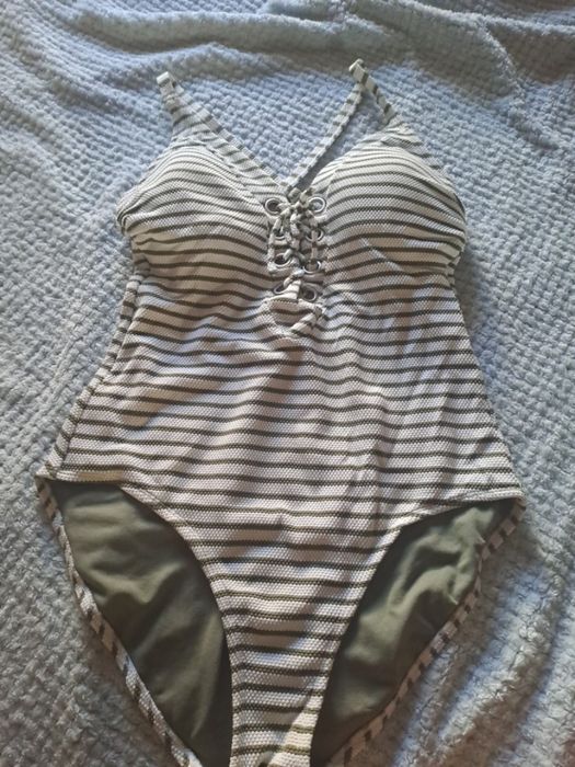 Купальник суцільний з чашичками без кісточки.