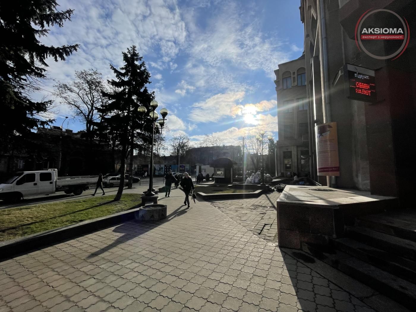 Без комісії.Оренда фасадного приміщення в центрі--і