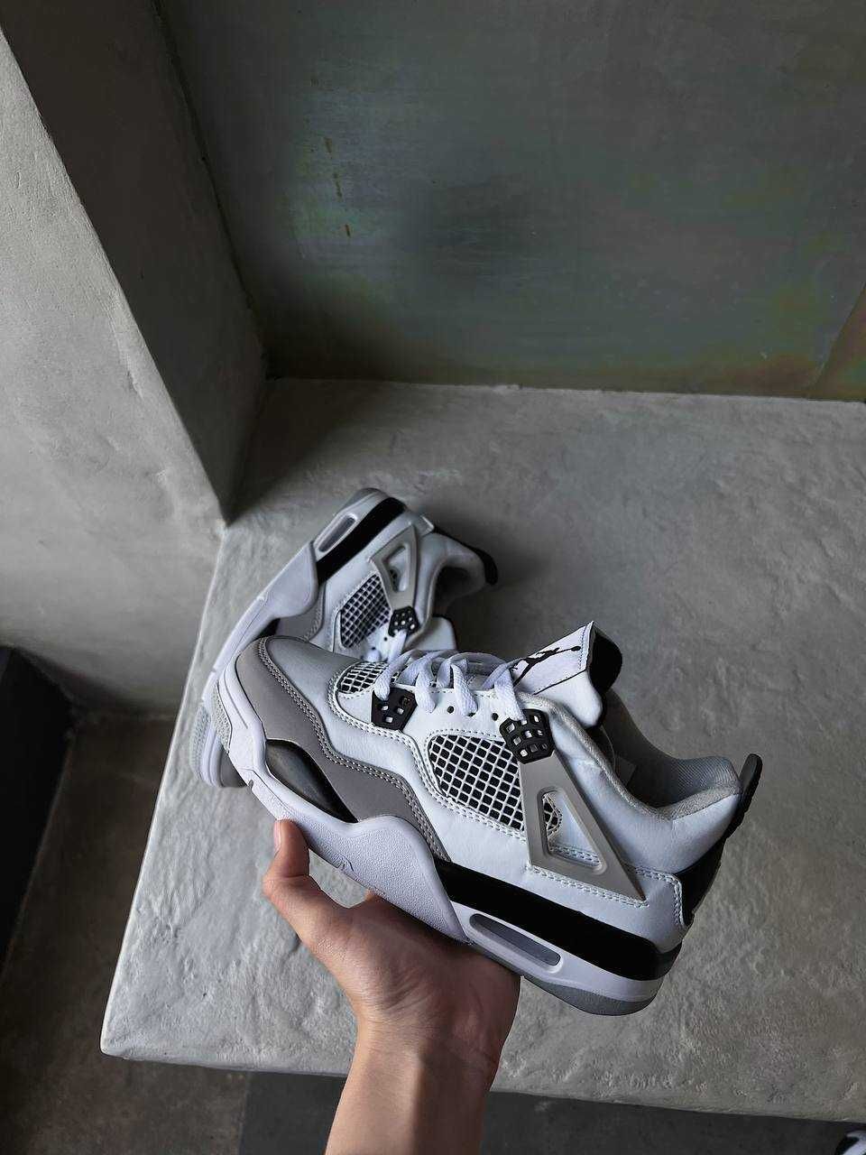 Чоловічі кросівки Nіке Air Jordan 4 Retro білий з чорним сірим NJ037