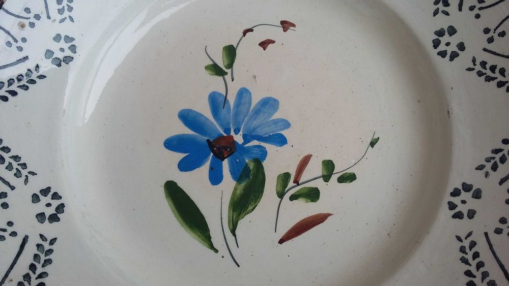 Prato grande em faiança portuguesa motivo floral pintada a mão