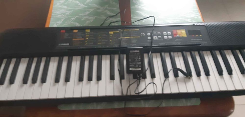 Keybord Yamaha PSR F52